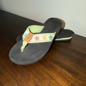 LL BEAN Maine Isle Flip Flops - Womens Size 8 Light Green Floral Pattern